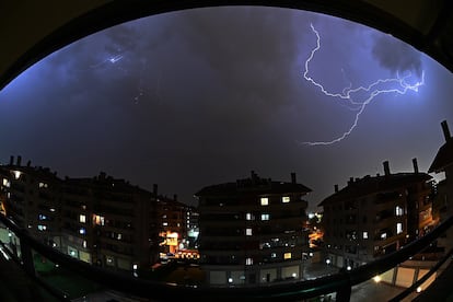 Una gran tormenta eléctrica se ha producido hoy miércoles en Alcalá de Henares.