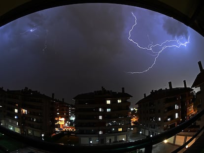 Una gran tormenta eléctrica se ha producido hoy miércoles en Alcalá de Henares.