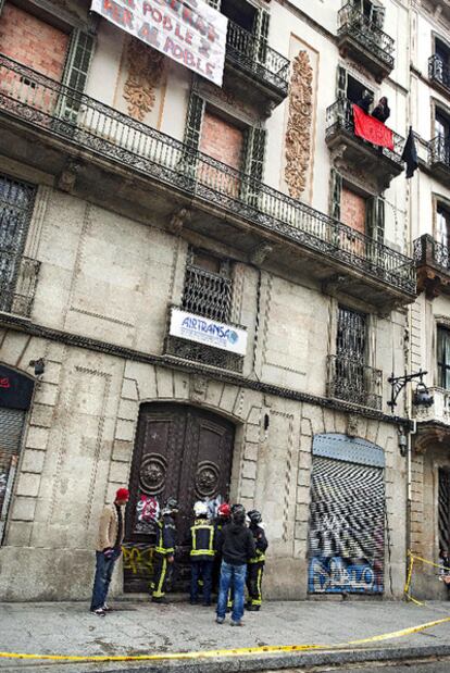 Los bomberos delante del edificio ocupado.