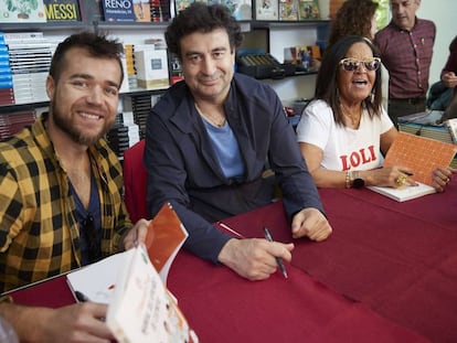 Pepe Rodriguez y concursantes de Masterchef en la Feria del Libro.