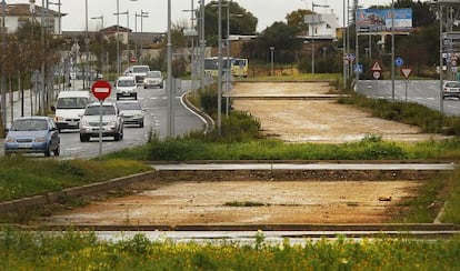 Obras paralizadas del tranv&iacute;a del Aljarafe, en Bormujos.