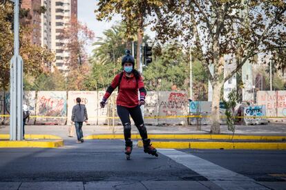 Los edificios de la Plaza Italia mantienen las improvisadas protecciones metálicas, varios comercios llevan meses cerrados. 