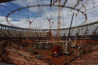 Un grupo de hombres trabaja en las obras de construcción del Estadio Nacional de Brasilia, sede de la Copa de las Confederaciones este año y del Mundial Brasil 2014 en Brasilia (Brasil). EFE/Archivo