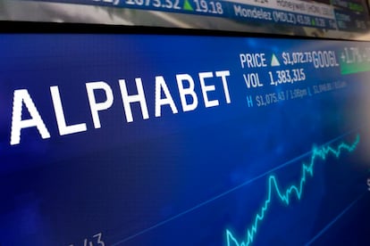 La cotización de Alphabet en una pantalla del Nasdaq en una imagen de archivo.