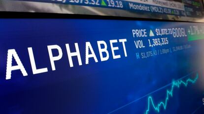 La cotización de Alphabet en una pantalla del Nasdaq en una imagen de archivo.