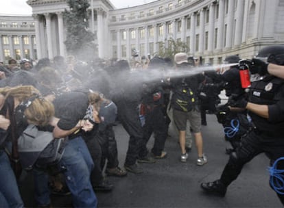 Agentes de policía arrojan gas lacrimógeno contra unos manifestantes durante la Convención del Partido Demócrata.