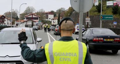 Control de la Guardia Civil y la Policía francesa en el puente que une la localidad gipuzkoana de Behobia con Hendaya, en la frontera con Francia, este fin de semana.