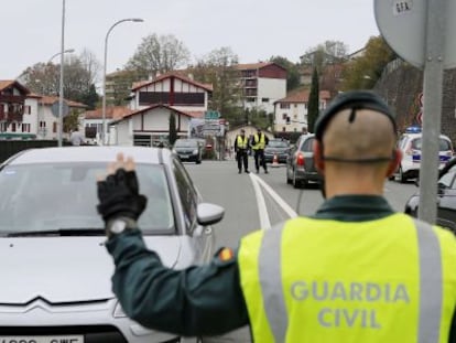 Control de la Guardia Civil y la Polic&iacute;a francesa en el puente que une la localidad gipuzkoana de Behobia con Hendaya, en la frontera con Francia, este fin de semana. 