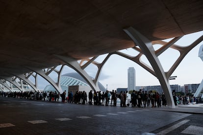 Decenas de voluntarios hacen cola en  Ciudad de las Artes y las Ciencias de Valencia, este domingo.