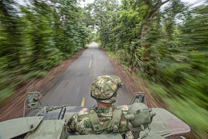 An army tank moves towards an oil field as part of its patrol duties. Saravena, Arauca. On May 13, 2022