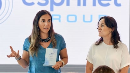 Entrega de uno de los terceros precios de los Premios Transferencia de Conocimiento de la FP