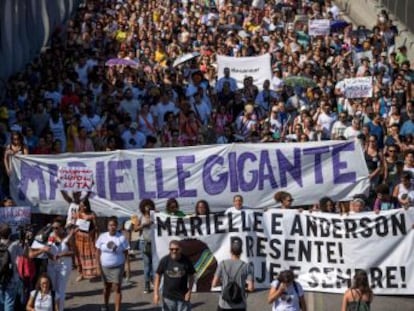 Protesto contra morte da vereadora reuniu centenas de pessoas em frente à favela da Maré neste domingo