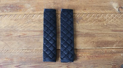 Almohadillas para el cinturón del coche sobre una mesa de madera.