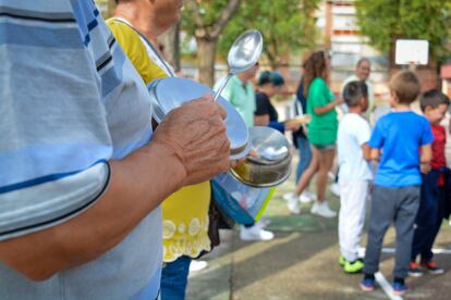 Un padre de familia arenga con la tapa de una olla, durante la protesta escolar en Leganés.