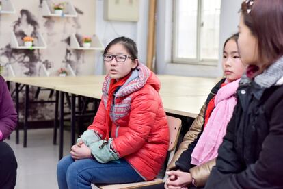 Desde la izquierda, las alumnas He Jia Xian , de 12 años, y Zhang Ying Rong, de 11, junto a su profesora de matemáticas, Yang Hongwei.