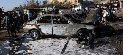 Imagen de un coche bomba en el norte de Irak, este martes.  