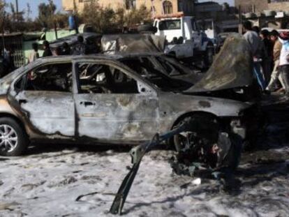 Imagen de un coche bomba en el norte de Irak, este martes.