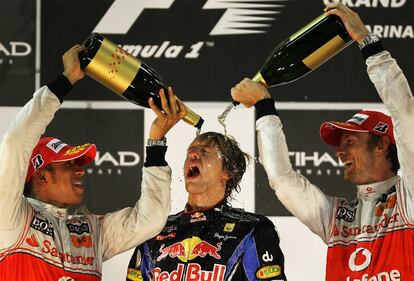 Vettel celebra la consecución del título con Hamilton y Button, segundo y tercero en la carrera de Abu Dabi.