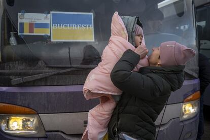Moldavia y Rumanía han acordado abrir lo que han bautizado como corredores verdes. En la práctica, decenas de autobuses trasladan cada día a cientos de refugiados desde los puntos fronterizos y la capital, Chisináu, al país vecino, miembro de la Unión Europea.