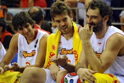 Rubio, Gasol, y Garbajosa bromean en el banquillo