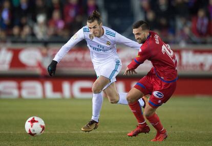 Gareth Bale lucha por la pelota con Gregorio Sierra.