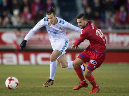 Gareth Bale lucha por la pelota con Gregorio Sierra.