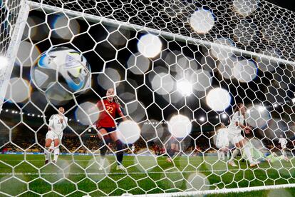 La jugadora española Athenea Del Castillo reacciona tras ver un gol de la selección española durante el partido contra Costa Rica en el Mundial de Fútbol Femenino este viernes en el Estadio Wellington de Nueva Zelanda.
