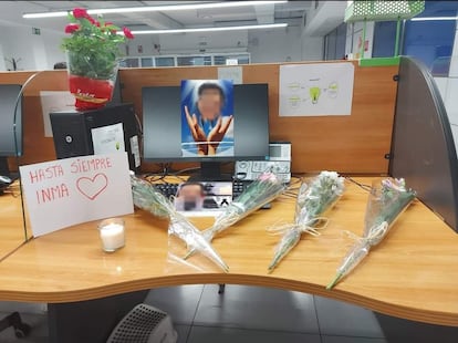 Un altar en el cubículo de Inma, la trabajadora que falleció el martes de un infarto en un 'call center' de Madrid.