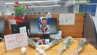 Un altar en el cubículo de Inma, la trabajadora que falleció el martes de un infarto en un 'call center' de Madrid.