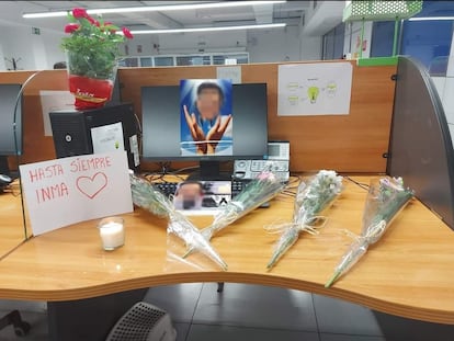 Un altar en el cubículo de Inma, la trabajadora que falleció el martes de un infarto en un 'call center' de Madrid.