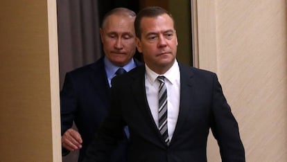 O primeiro-ministro russo Medvedev chega à reunião semanal de Governo em Moscou, acompanhado pelo presidente Putin.