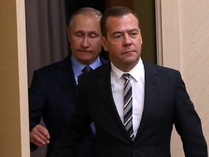 O primeiro-ministro russo Medvedev chega à reunião semanal de Governo em Moscou, acompanhado pelo presidente Putin.