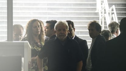 O ex-presidente deixa o aeroporto de Congonhas, em S&atilde;o Paulo. 