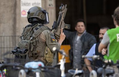 Un miembro de las fuerzas especiales alemanas permanece armado junto a la estación central de Colonia.