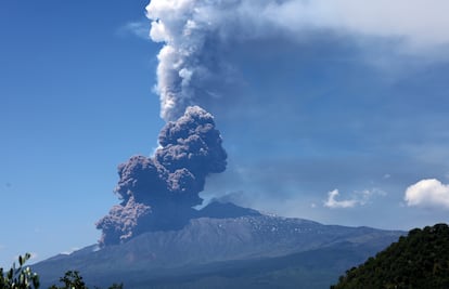 Las violentas explosiones del volcán más activo de Europa, con fuertes temblores, se han escuchado en todos los municipios cercanos.