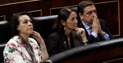 A la izquierda, la ministra de Trabajo, Magdalena Valerio