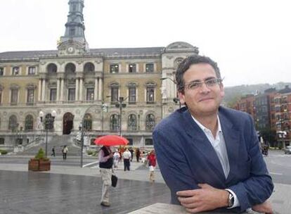 Antonio Basagoiti posa en la plaza situada frente al Ayuntamiento de Bilbao, donde el viernes se despedirá como concejal.