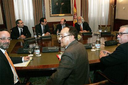 En primer plano, de izquierda a derecha, Lluís Aragonés, senador de ERC; Rober Ortiga, alcalde de Les Borges del Camp, y Lluís Miquel Pérez, alcalde de Reus (PSC). En segundo plano, de derecha a izquierda, Josep Maldonado, diputado de CiU, Alfredo Pérez Rubalcaba, Francesc Vallès, diputado del PSC, y un miembro del gabinete del ministro.