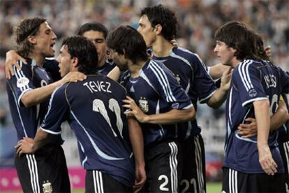 Los jugadores argentinos se abrazan tras el gol de Messi, el primero a la derecha.