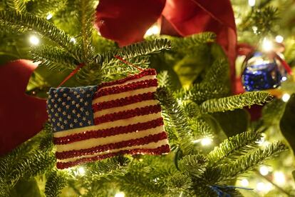 Una bandera de Estados Unidos colgada en uno de los árboles navideños en la Casa Blanca. "Durante esta época especial del año, estoy encantada de compartir 'America the beautiful' (el tema de este año en la decoración) y rendir tributo al esplendor de nuestra gran nación", escribió Melania Trump en su Twitter.