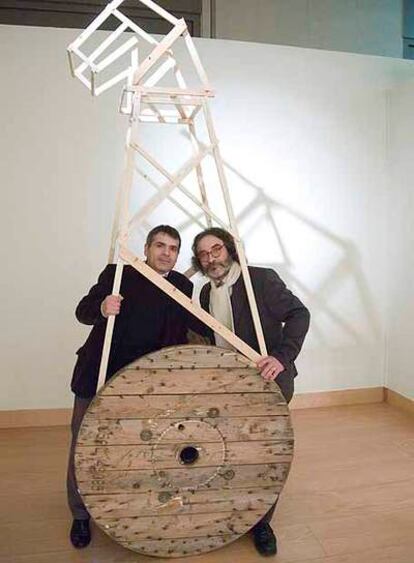 Alberto Palomera (a la izquierda) y Massimiliano Tonelli, con una escultura de <i>La odisea</i>.