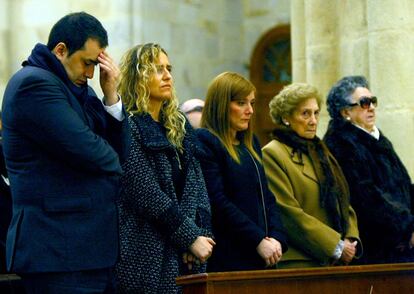 Alex, el hijo de Azkuna, y los familiares del alcalde, durante el funeral en recuerdo de su padre.