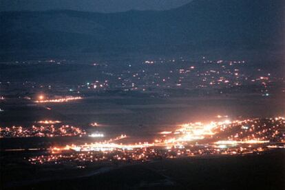 Así brillan de noche las luces de los coches en una autopista en el estado de Nevada (EE UU).