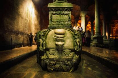 La Cisterna Basílica de Estambul es un verdadero palacio sumergido y es la más grande de las 60 cisternas que hay bajo la antigua Constantinopla. Un lugar asombroso, construido en el año 532, como depósito de agua del Gran Palacio. Hoy en día el agua se mantiene a un nivel bajo para poder observar las cabezas de medusa que hay en la base de dos de sus 336 columnas de nueve metros de altura; un bosque de mármol bajo tierra.