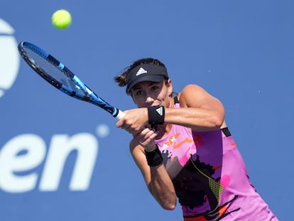 Muguruza golpea la pelota durante el partido contra Tauson.