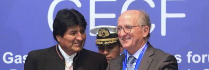 El presidente de Bolivia, Evo Morales, y el presidente de Repsol, Antonio Brufau, en la firma del acuerdo para la explotación gasista.