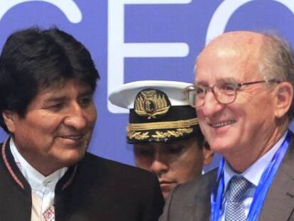 El presidente de Bolivia, Evo Morales, y el presidente de Repsol, Antonio Brufau, en la firma del acuerdo para la explotación gasista.