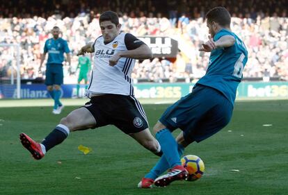 El defensa del Real Madrid Nacho pelea un baln con el centrocampista portugus del Valencia Gonzalo Guedes.