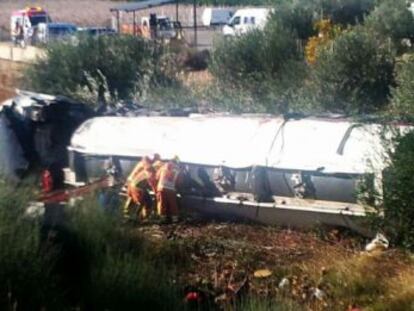 Bomberos junto al cami&oacute;n accidentado en Alginet.