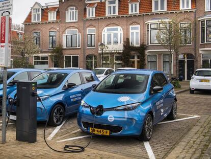 Modelos eléctricos de Renault recargándose.